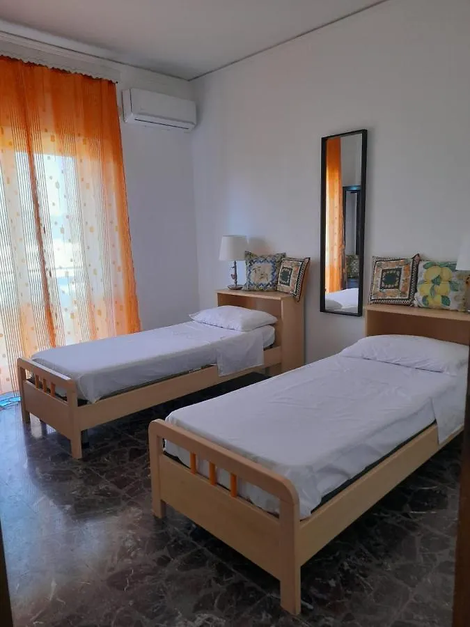A Casa Di Alex Daire Katanya 0*,  İtalya
